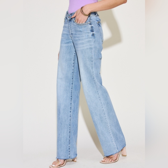 Judy Blue Mid-Rise V-Waist Distressed Denim Straight Leg Raw Hem Mom Jean Pants - Picture 8 of 11